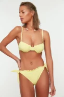Enyhén megerősített, szexi sárga bikini modern kockás mintával